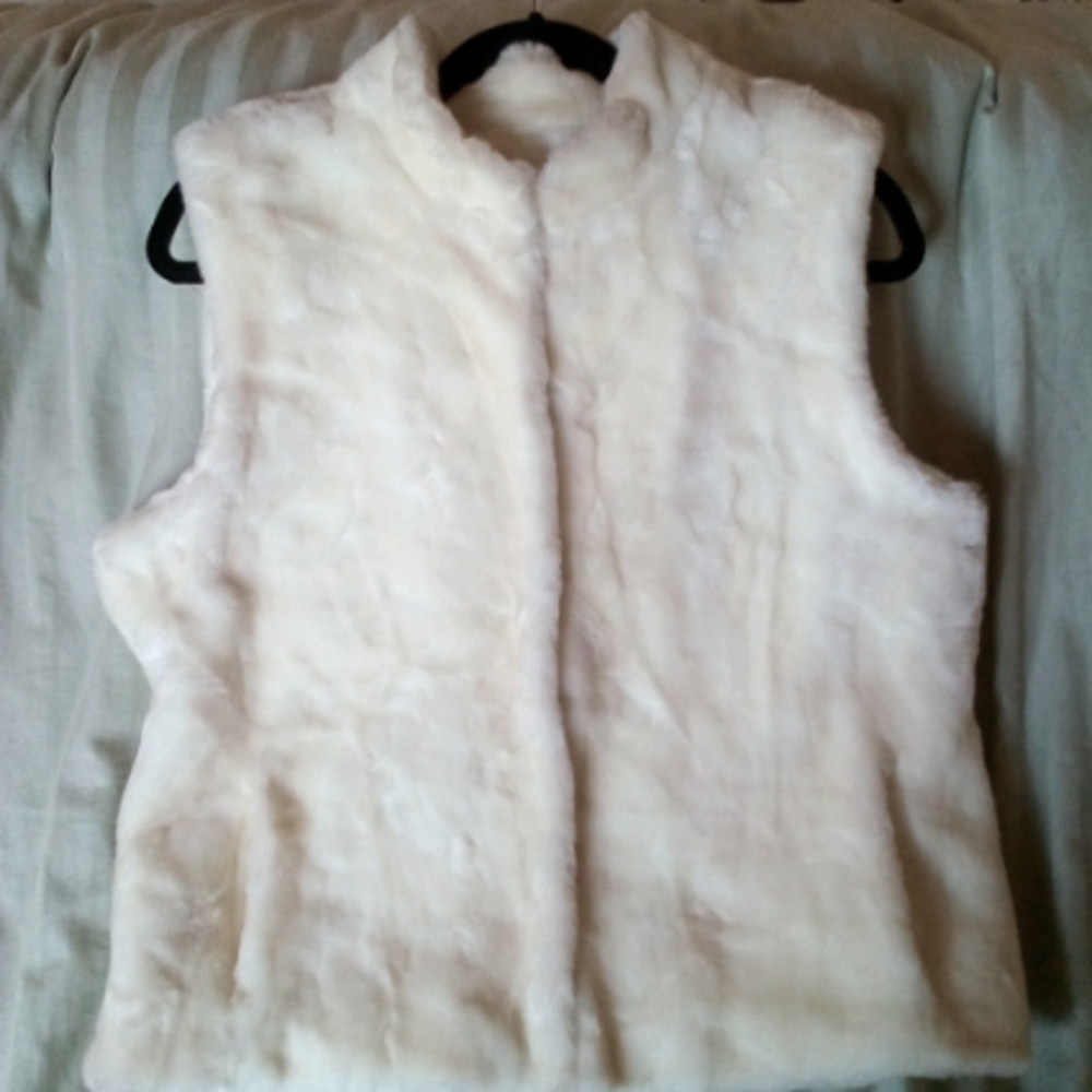 Luxurious White Faux Fur Vest  XL by White House Black Market